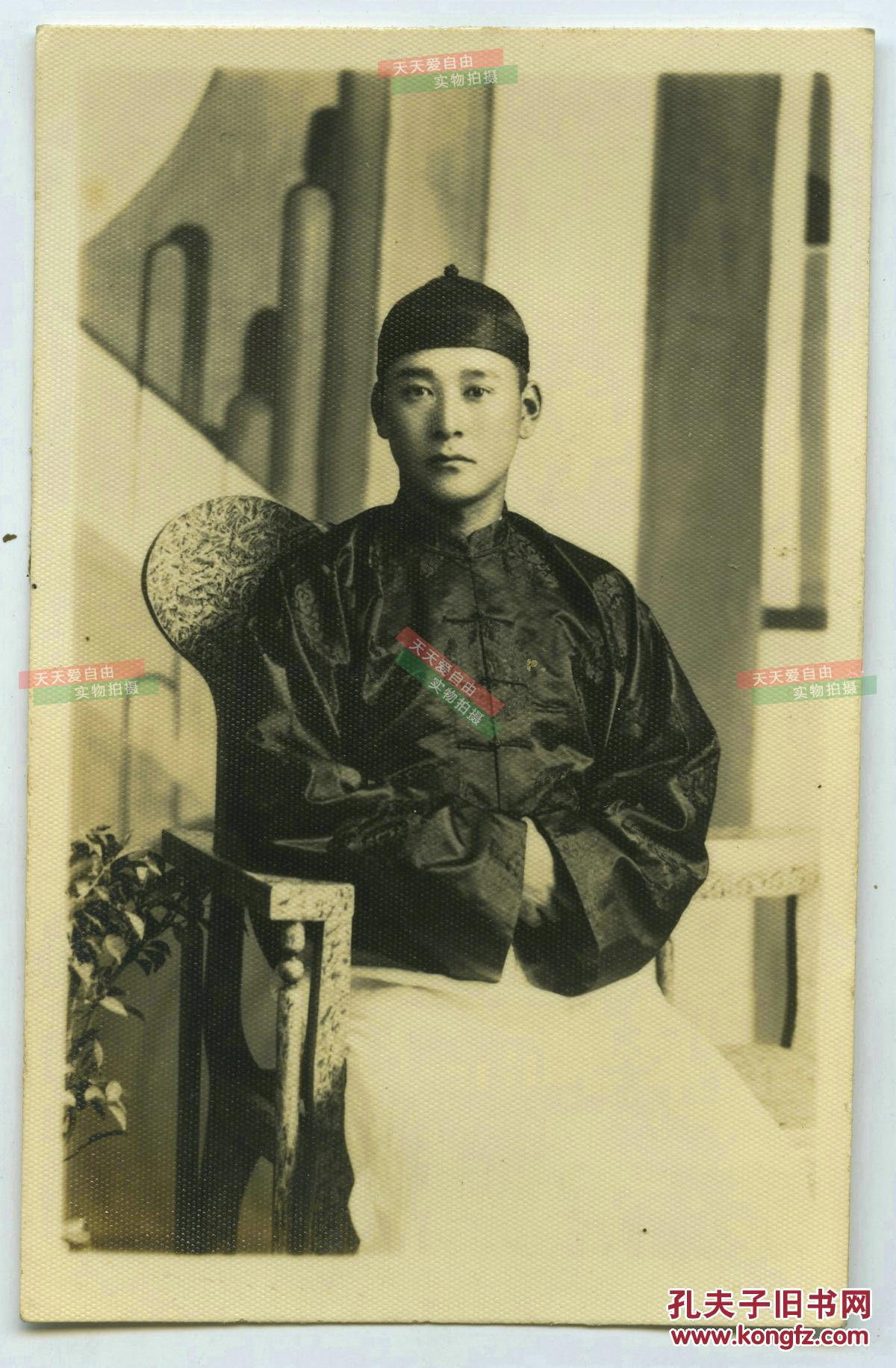 民国日军侵华时期的戴瓜皮小帽的英俊年轻中国男子