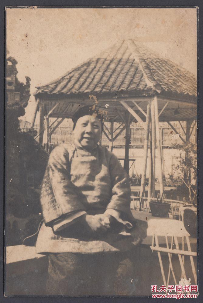 民国老照片,大户人家老太太,衣着华丽