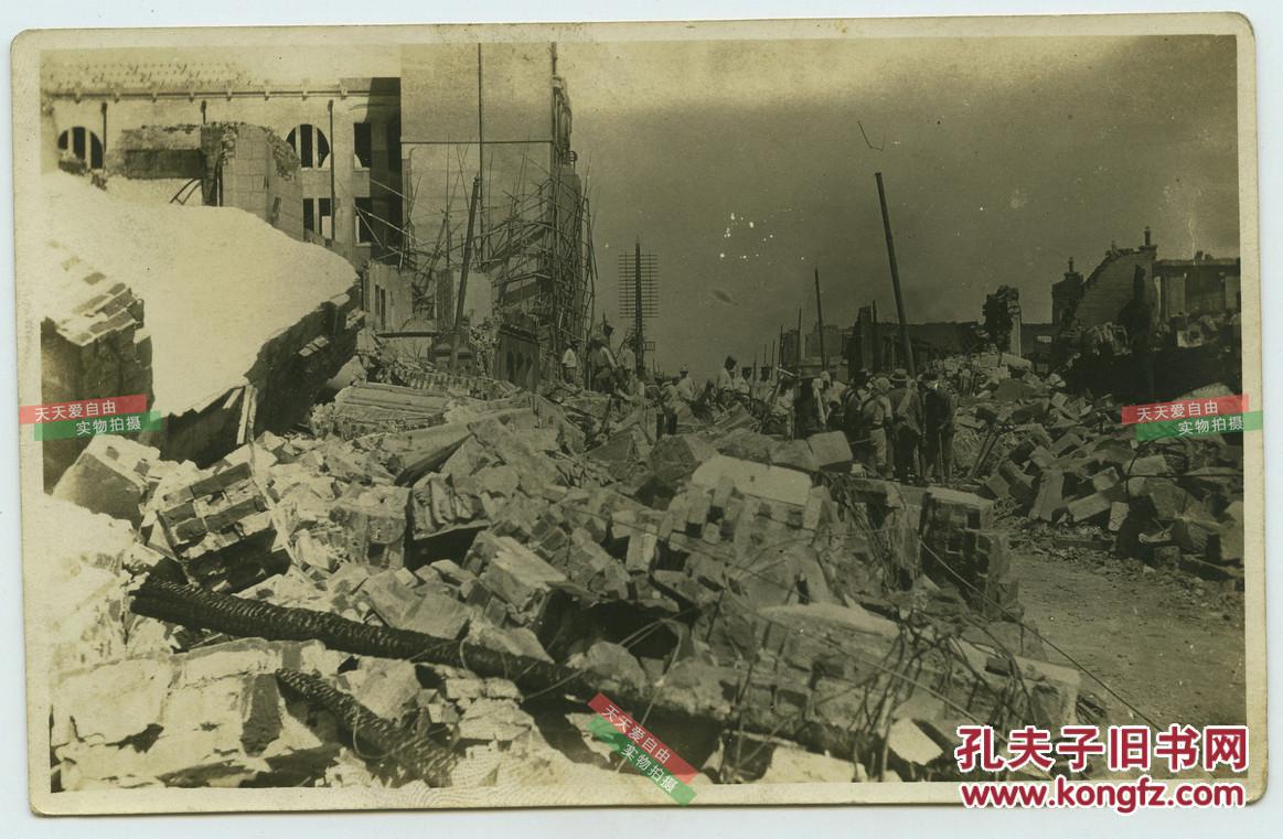民国日军侵华时期遭受轰炸后的中国城市街道残垣断壁强烈泛银老照片