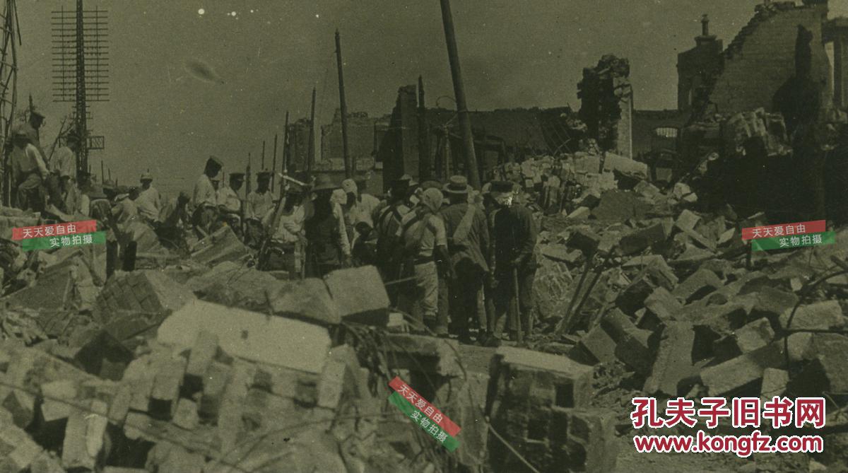 民国日军侵华时期遭受轰炸后的中国城市街道残垣断壁强烈泛银老照片