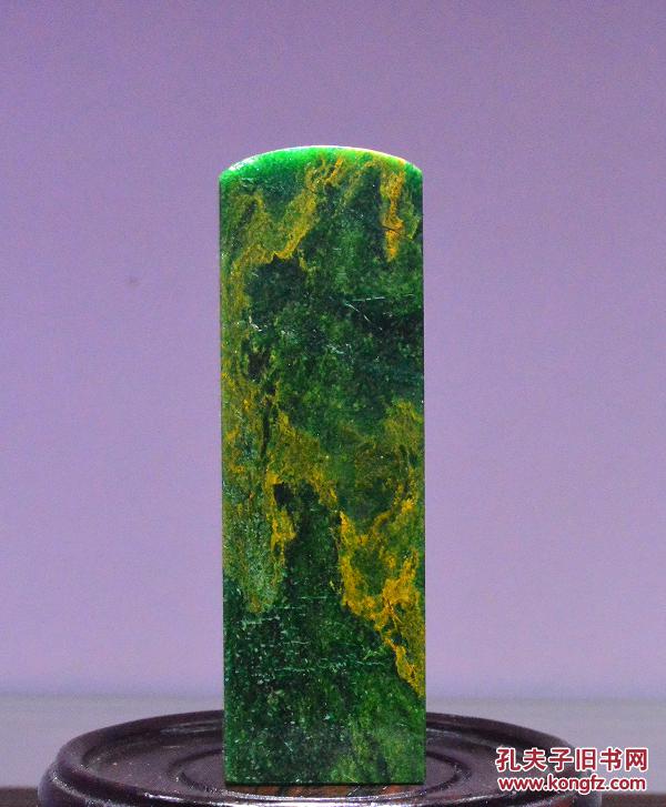 石中瑰宝广东绿印章 ,穿金带翠,色彩悦目, 石质细腻,温润如玉.