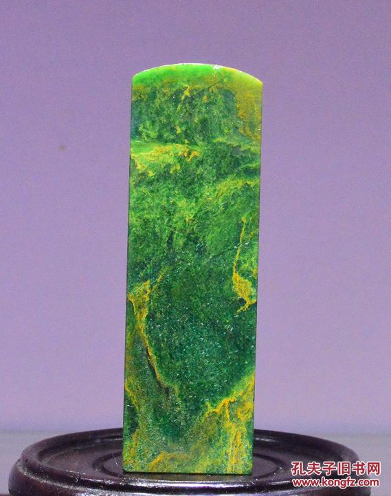 石中瑰宝广东绿印章 ,穿金带翠,色彩悦目, 石质细腻,温润如玉.