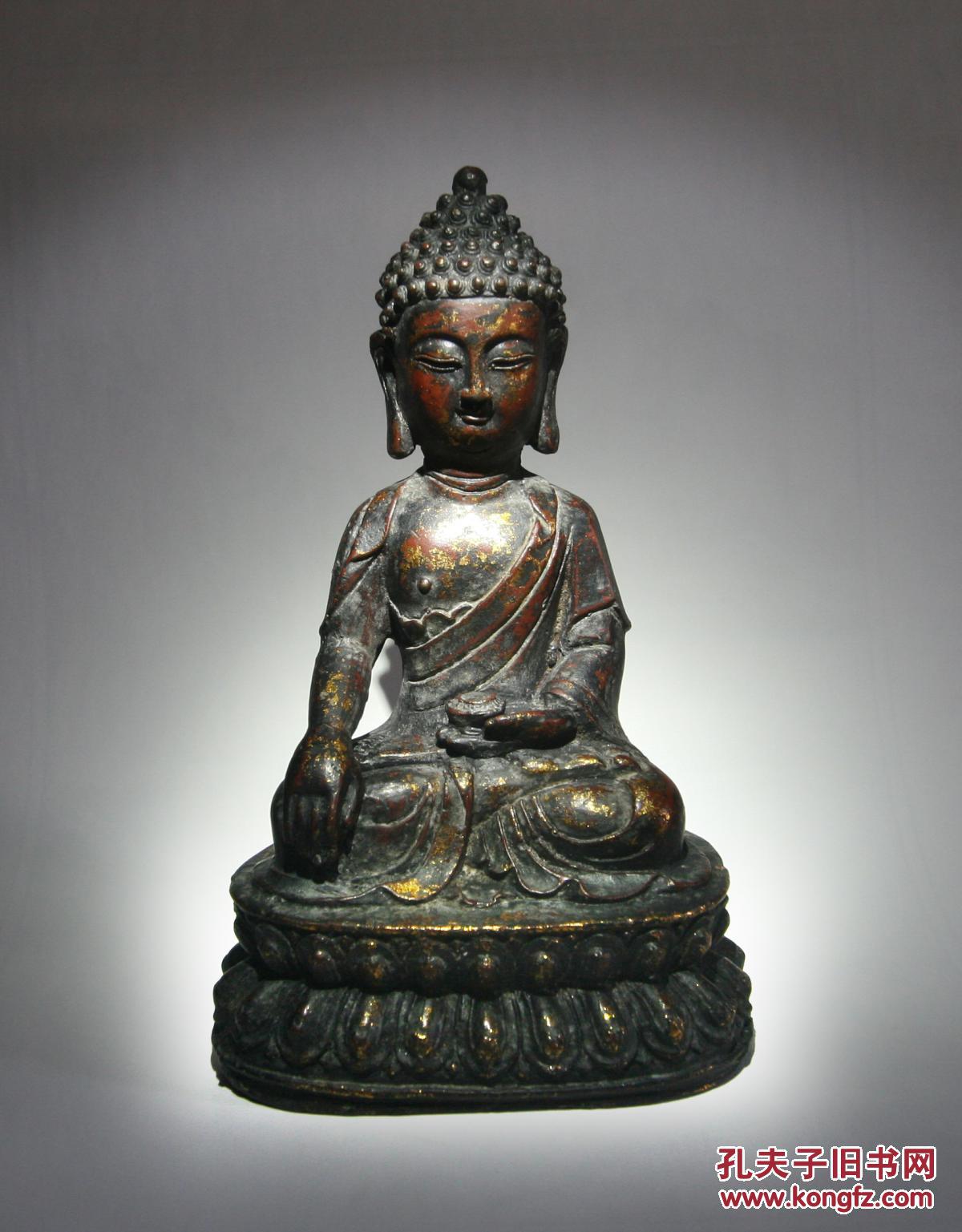 铁鎏金药师佛或如来佛造像,慈眉善目,佛相庄严,是佛教中的佛像,适合家