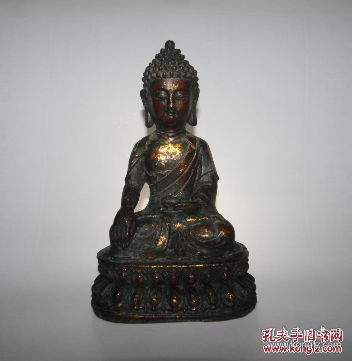 铁鎏金药师佛或如来佛造像,慈眉善目,佛相庄严,是佛教中的佛像,适合家