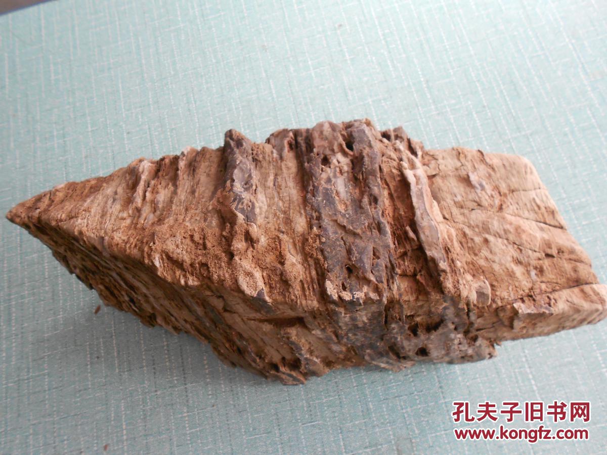 硅化木原石约9.7公斤形似宝塔四个面