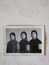 文革老照片：三女士照，左臂戴袖标，长5.2cm，高3.8cm