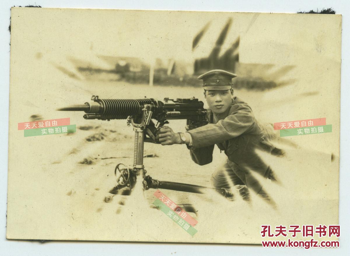 民国侵华日军机枪手操作大正三年式重机枪老照片,三年式重机枪是日本