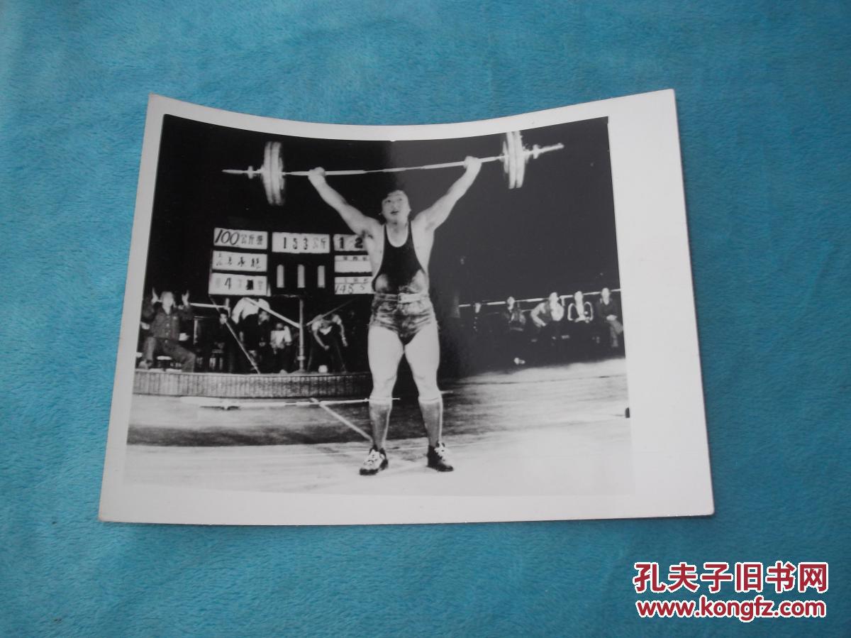 82年：姜承龙创100公斤级抓举亚洲新纪录