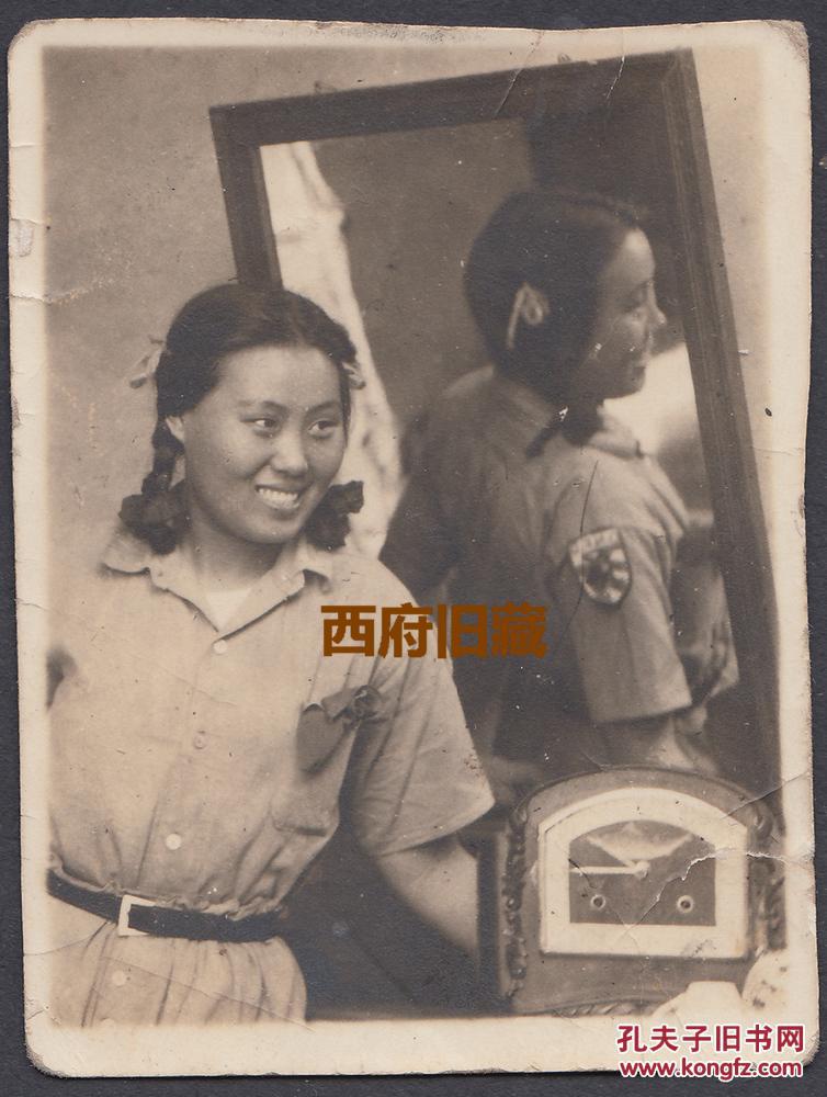 民国老照片,民国女军人,【不爱红装爱物武装】,对着镜子show一下!