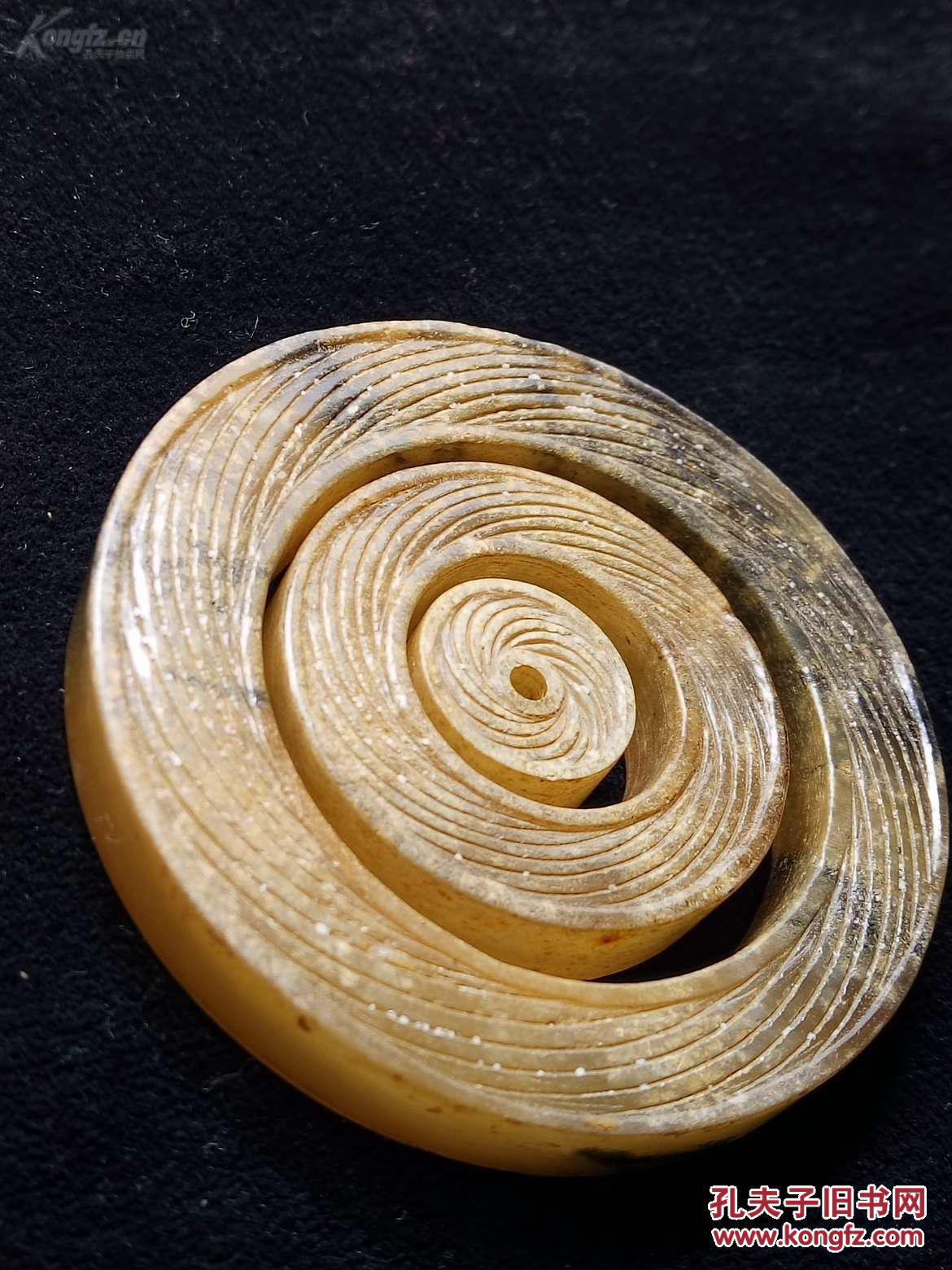 此三环是帝王胸前玉佩组件的成员. 造型罕见,优美珍贵.