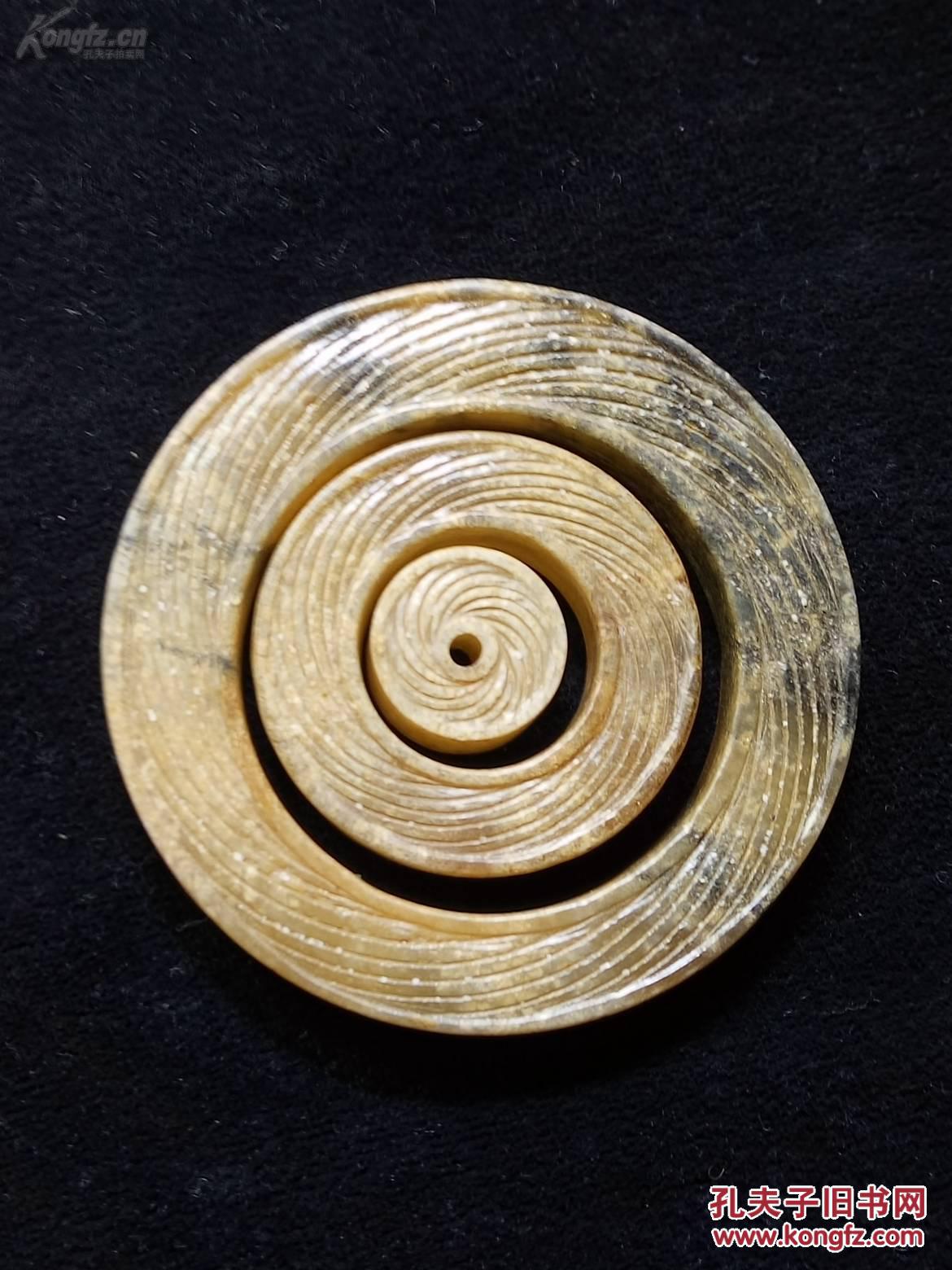 战国 三环套旋丝纹玉环. 此三环是帝王胸前玉佩组件的成员.