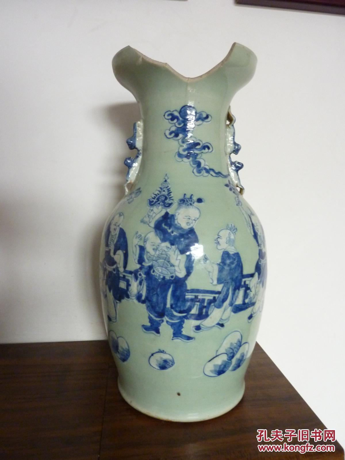 清代豆青釉青花加白五子登科嫁妆瓶