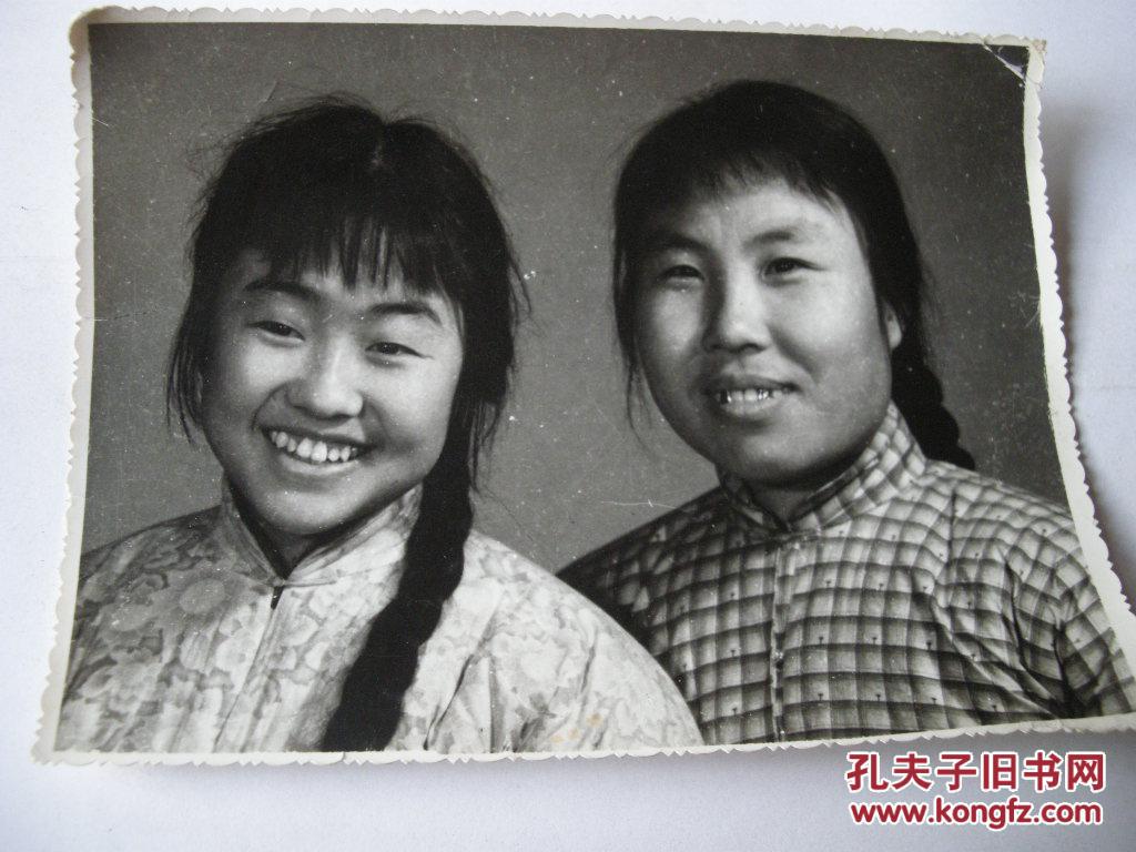 老照片镶金牙的长辫子姐妹