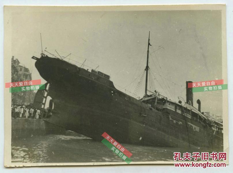 民国时期香港强台风过后，被海水带上岸堤的大型轮船老照片，百姓围观。7.8X5.6厘米