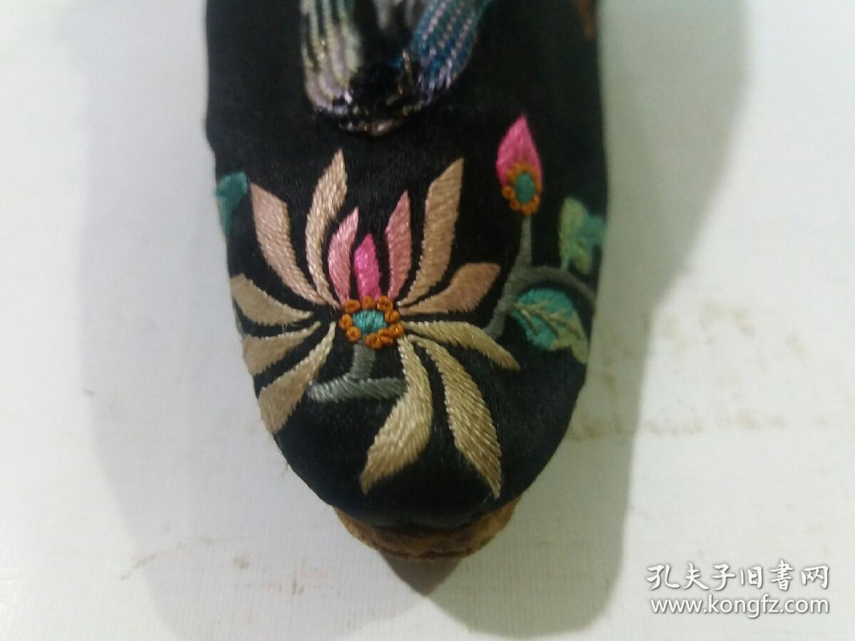 清代绣花鞋一只(三寸金莲)