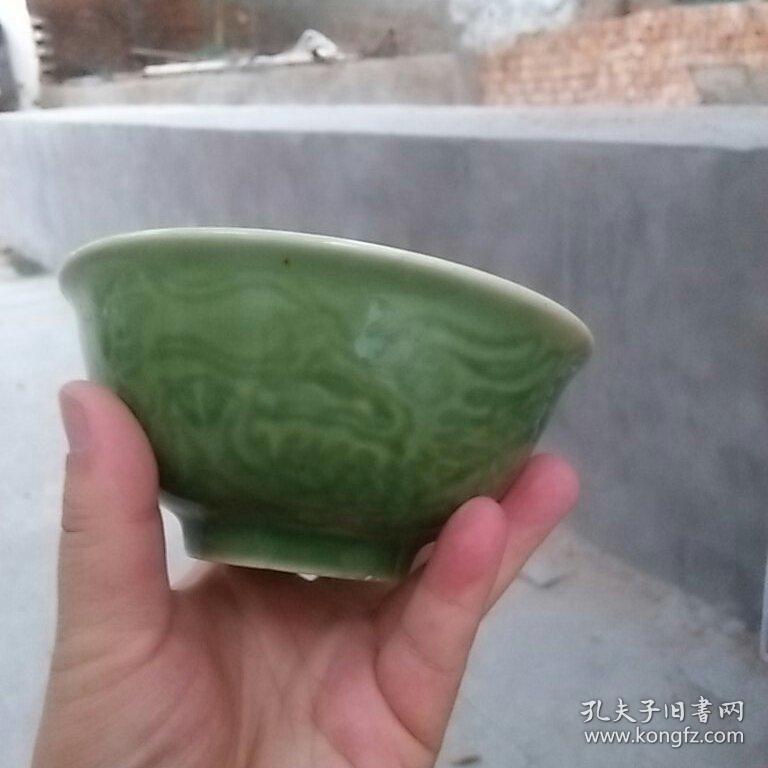 绿釉双龙戏珠碗