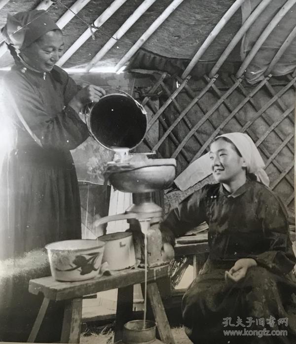 老照片,20世纪70年代,内蒙古草原上牧民使用的牛奶分离器