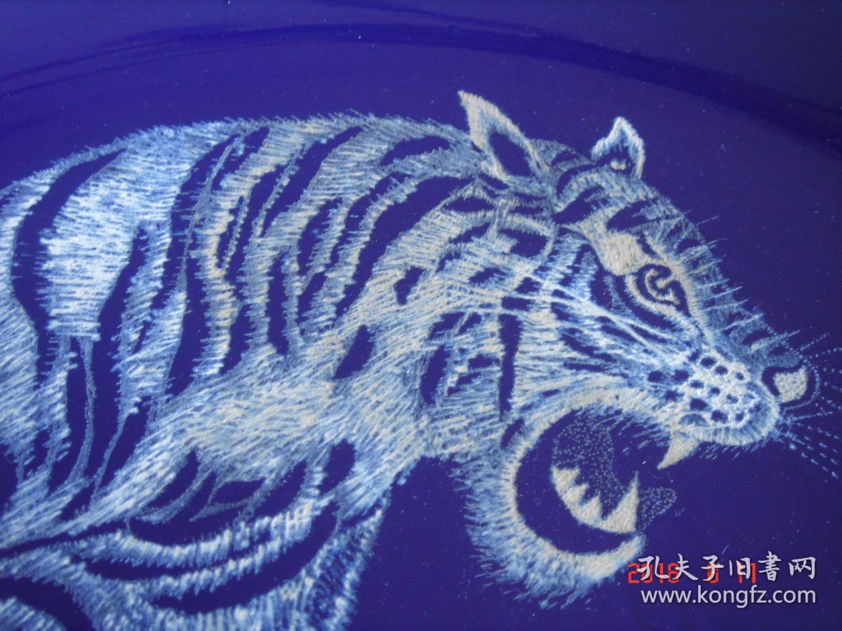 王一君霁蓝釉刻瓷盘虎啸生风