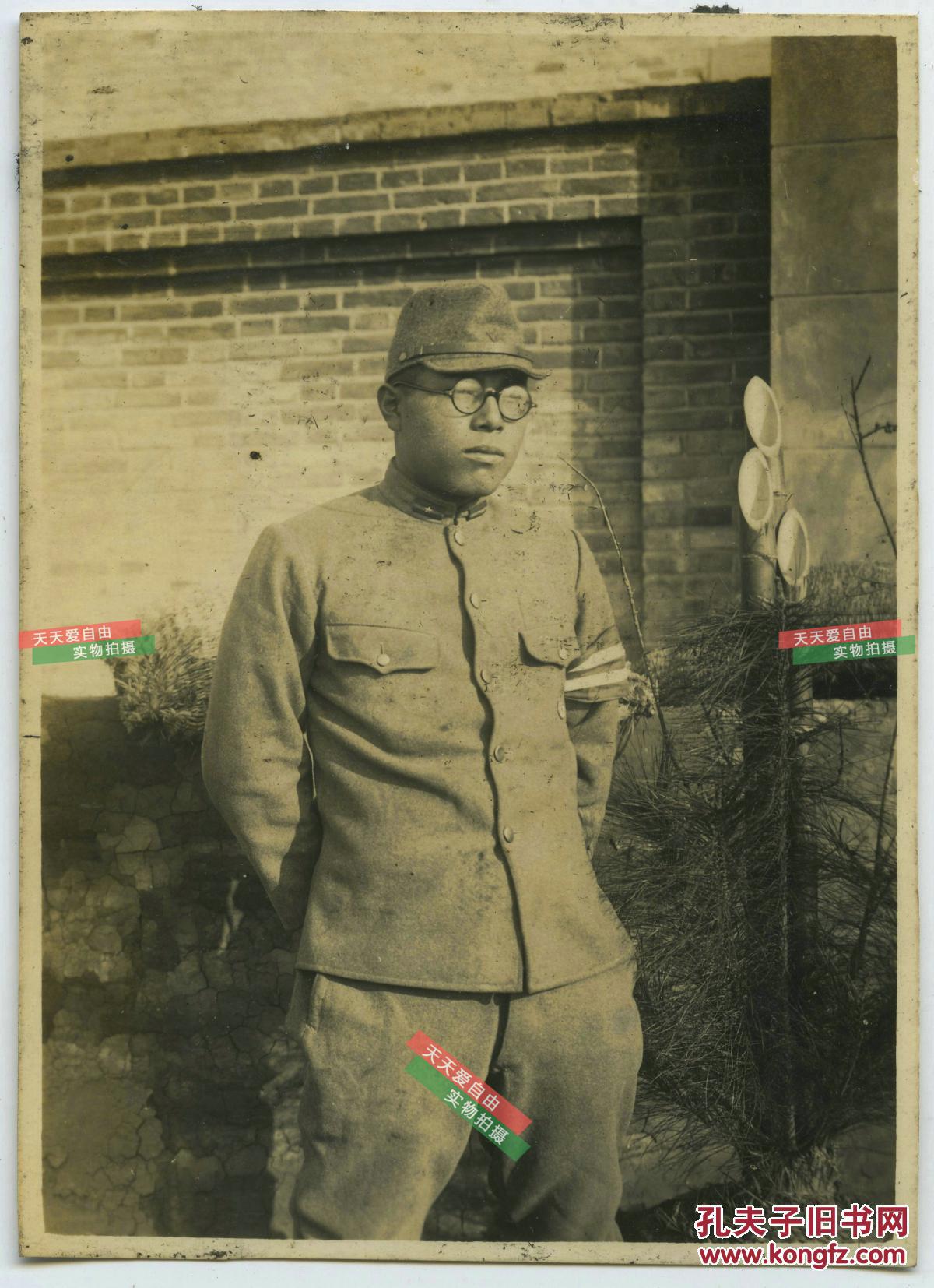 民国戴眼镜系袖标的侵华日军日本兵照片