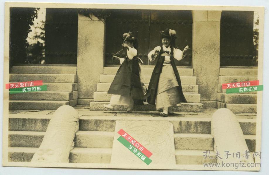 民国同期朝鲜韩国的女子跳剑之舞蹈老照片强烈泛银