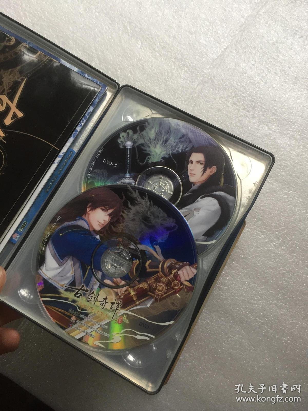古剑奇谭dvd【铁皮盒装4张dvd 附精美q版徽章一组共三枚(附游戏纪念卡