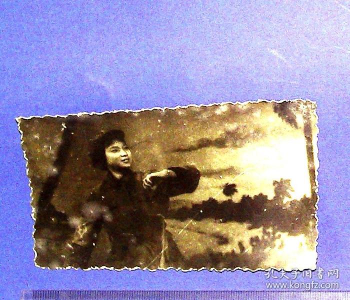 38010281 女红卫兵 照片1张 向前进 向前进(今