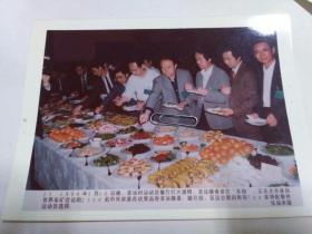 1990年，亚运村运动员餐厅，中外宾客品尝膳食。张福来摄。