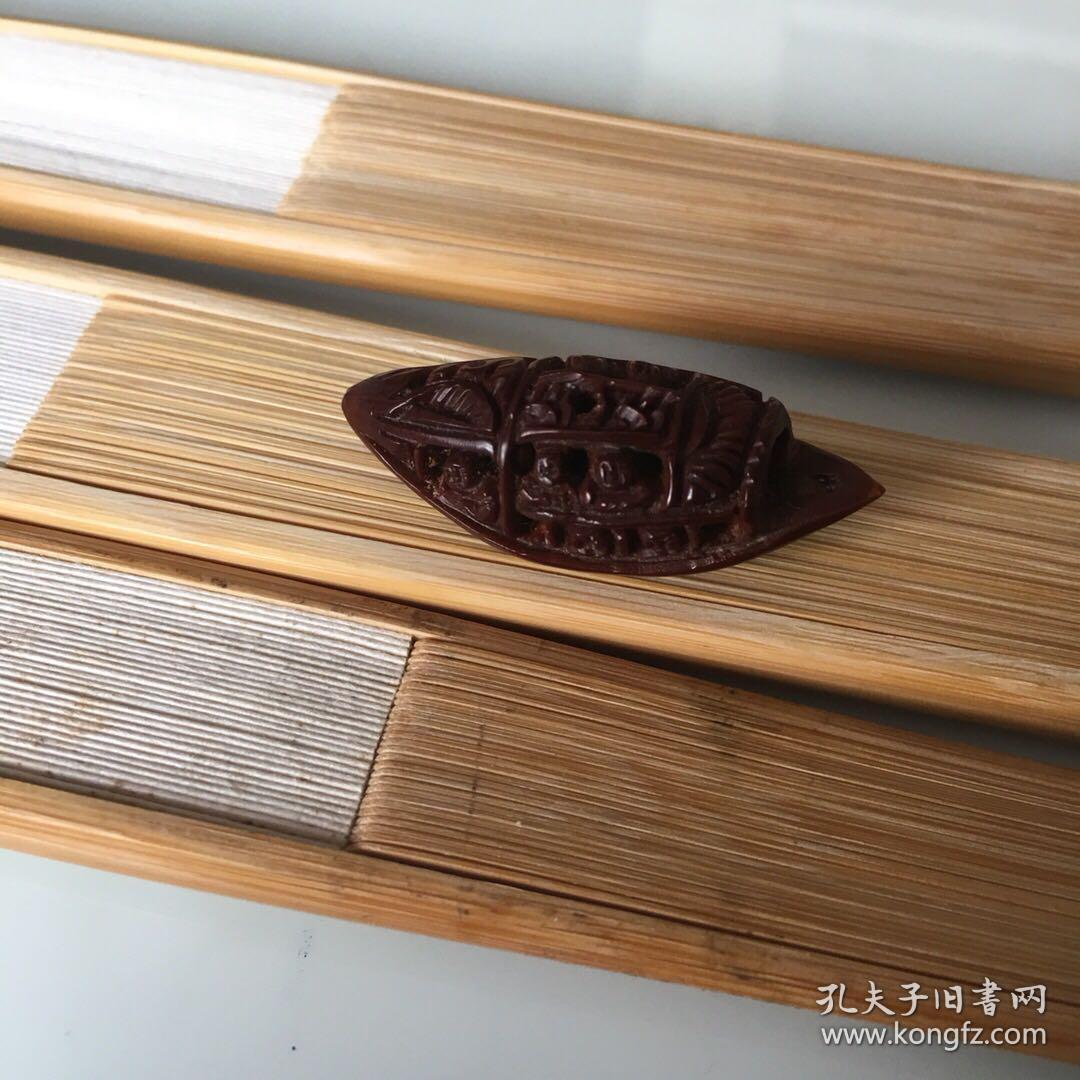 80821j05 雨辰款橄榄核雕尺寸:长度约 4 厘米.核舟再现!