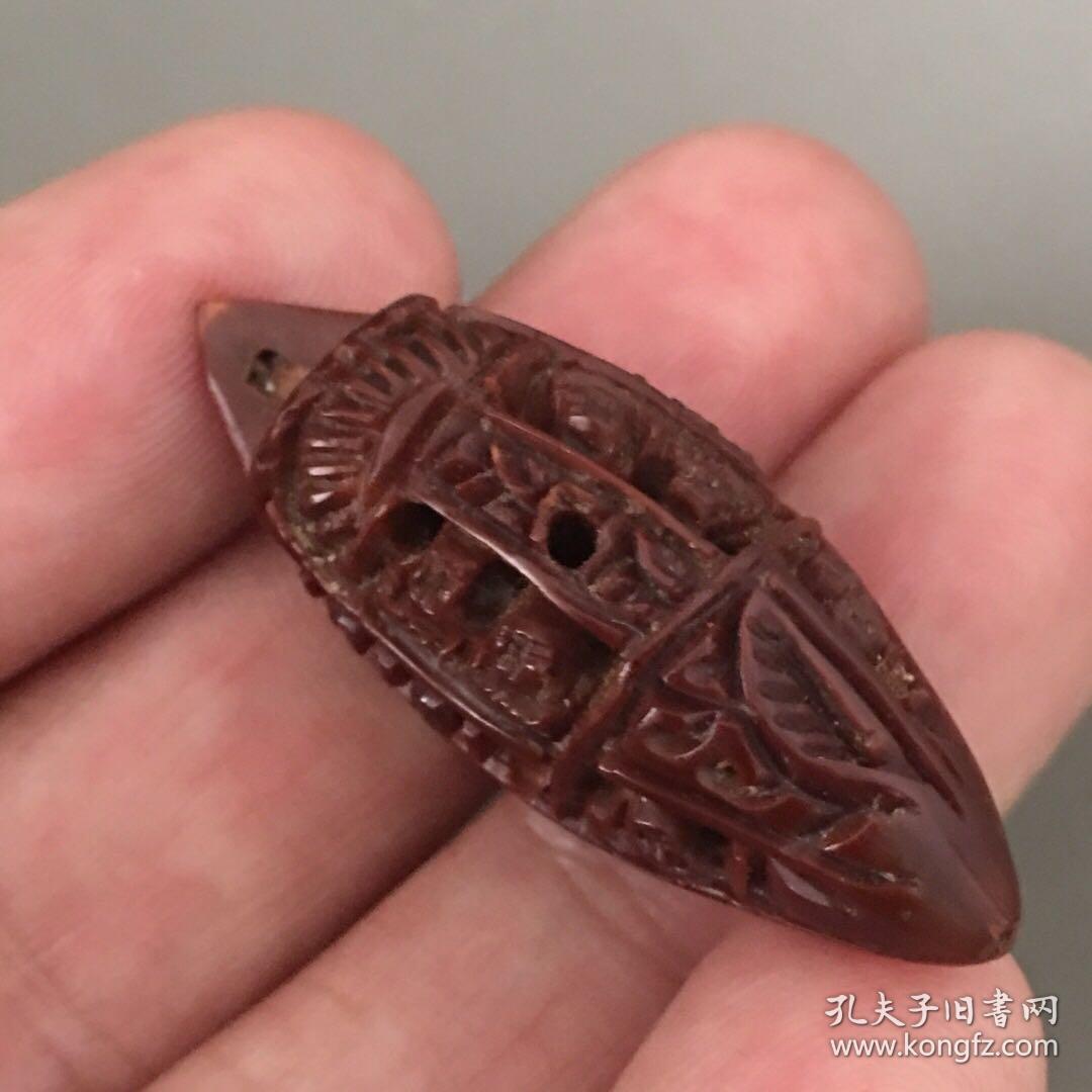 80821j05 雨辰款橄榄核雕尺寸:长度约 4 厘米.核舟再现!