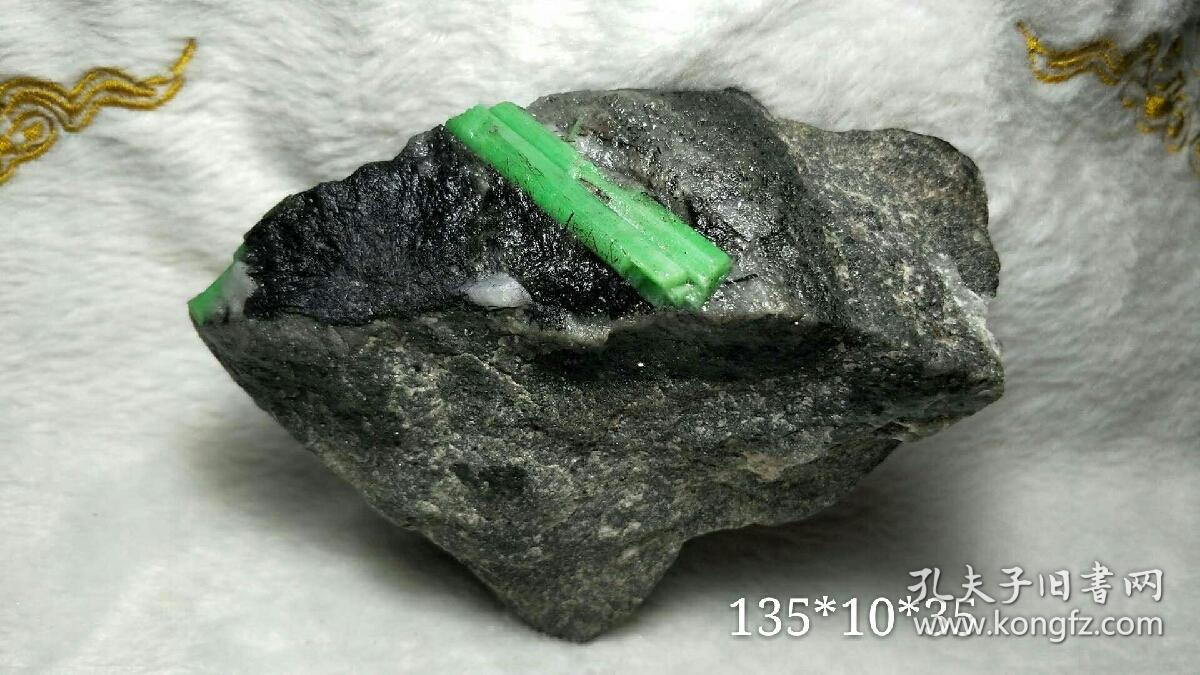 中国祖母绿原石-保真