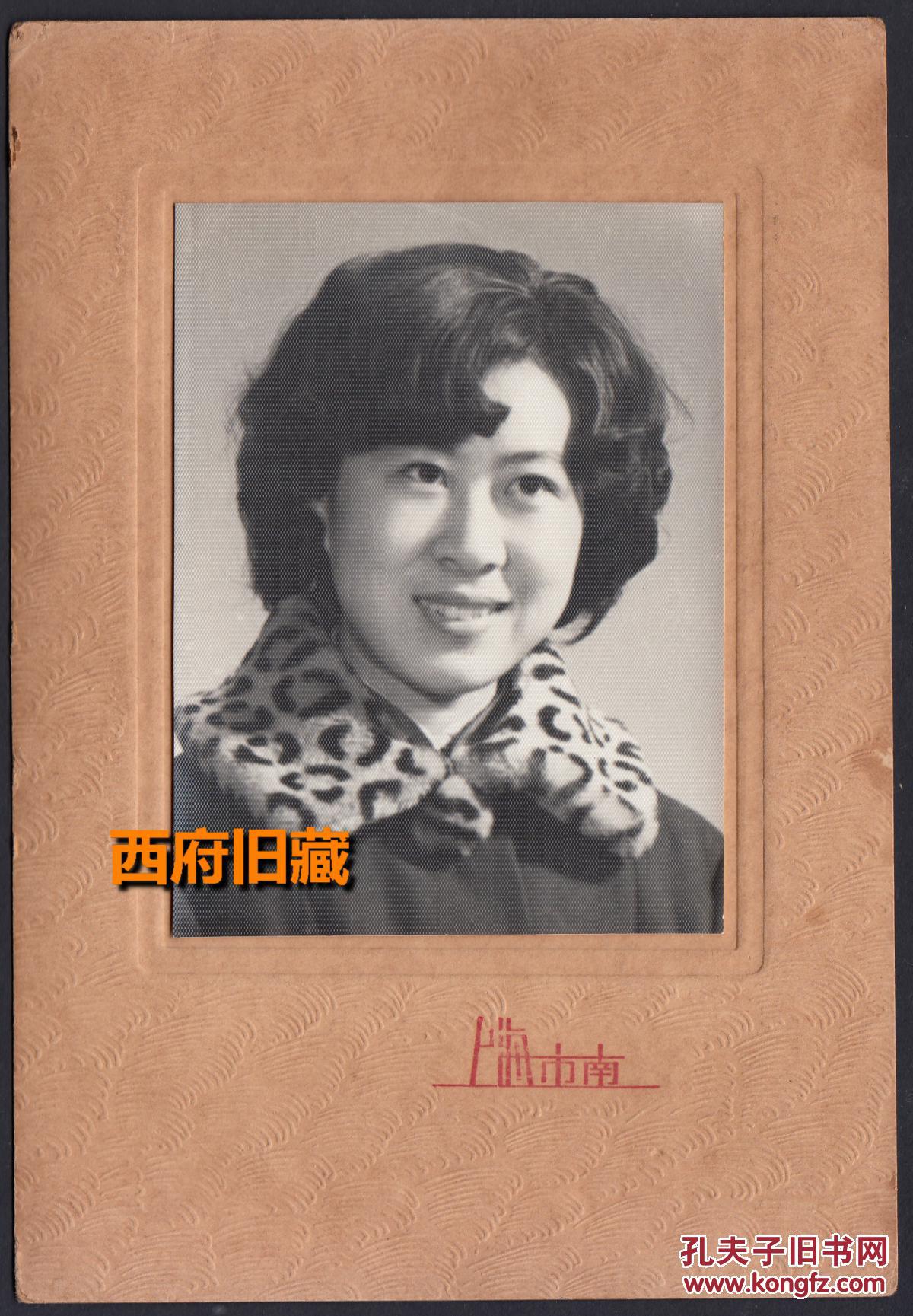 早期带衬板女子肖像照,上海市南照相馆