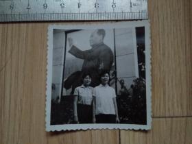 文革时期老照片：母女在巨幅毛主席宣传画前合影（此照片中的女儿应该和前一单手工上色中的美女是同一人）  见书影