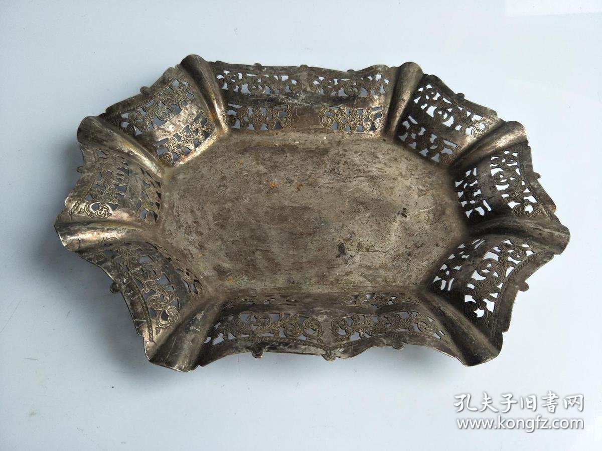 老物件,原包浆银盘,底部有英文篆刻,如能