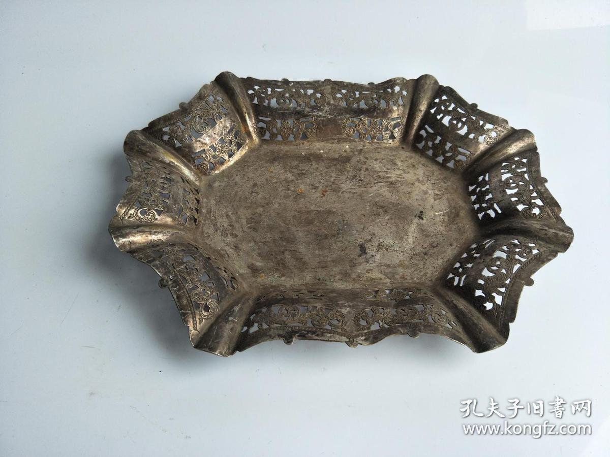 老物件,原包浆银盘,底部有英文篆刻,如能