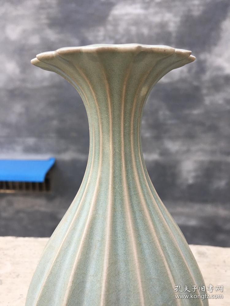 北宋汝窑天青釉冰片纹瓜棱玉壶春瓶