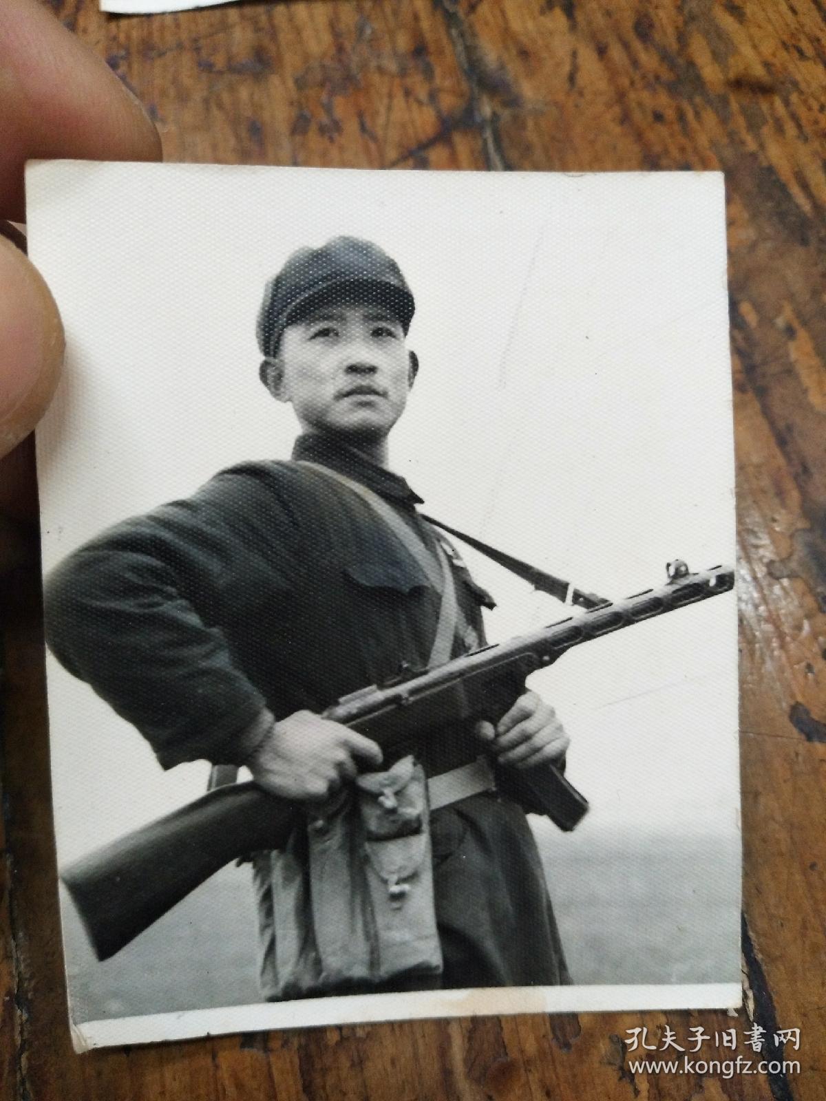 六七十年代――抱枪站岗军人照片
