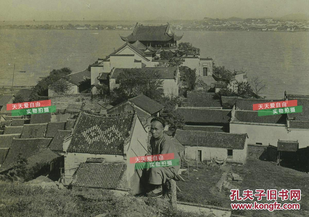 立体照片-----清末湖北汉口汉阳的龟山上拍摄的男子,建筑物是晴川阁