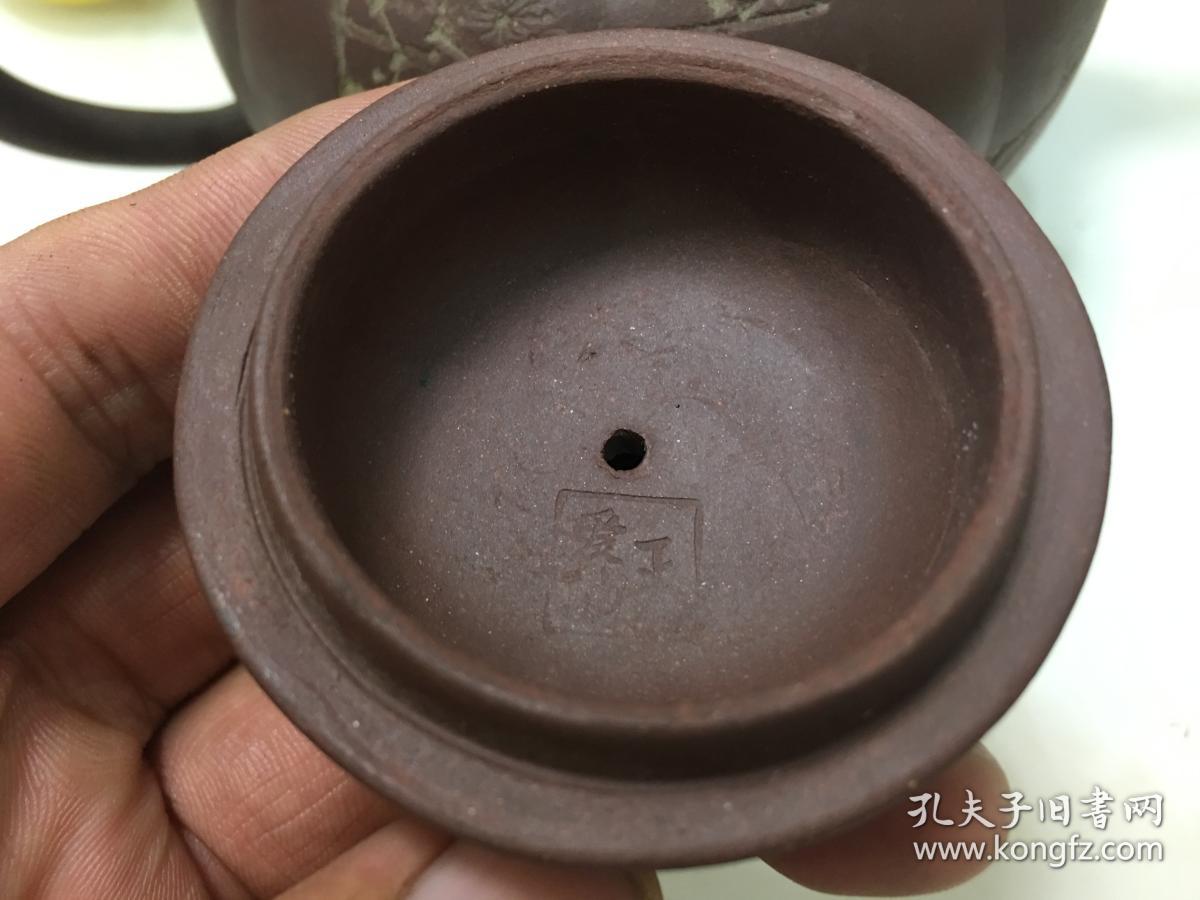 红雨刻菊球紫砂壶一把