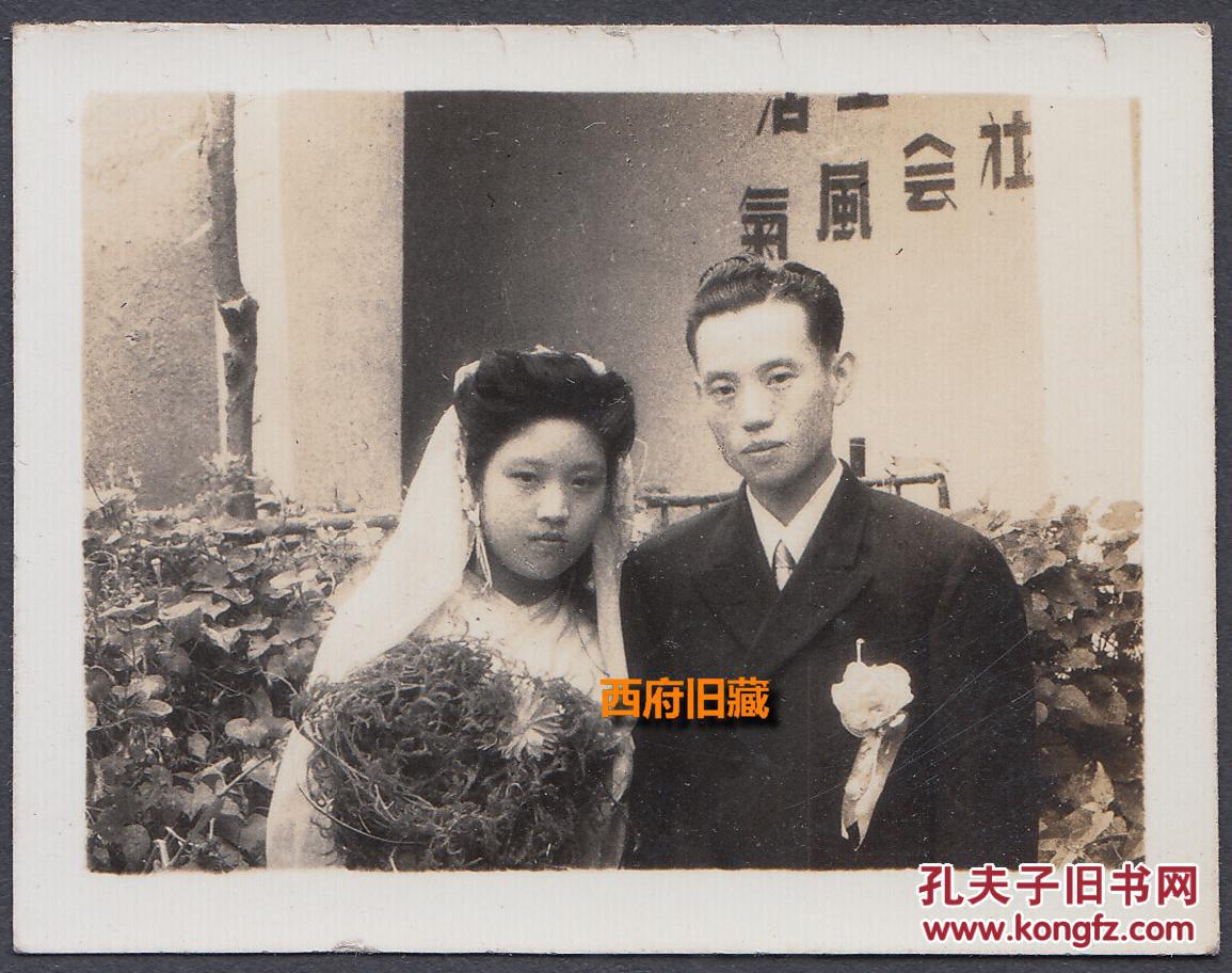 民国老照片,西式婚礼结婚照片,新娘子捧着和鸟窝一样的捧花