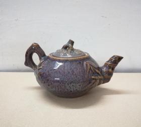 釉色和造型都很美的瓷茶壶