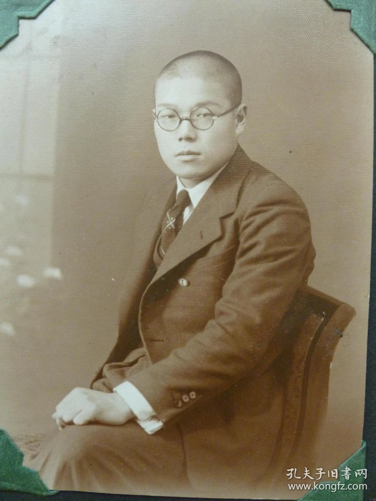 民国 穿西装戴眼镜的男子 银盐老照片 人物特写 尺寸9.7×7.