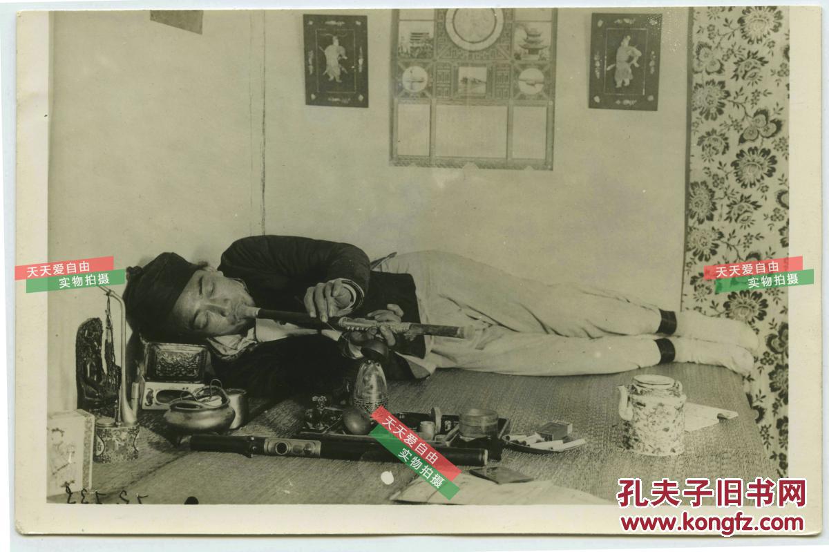 民国烟床上抽大烟鸦片的中国人老照片,在其