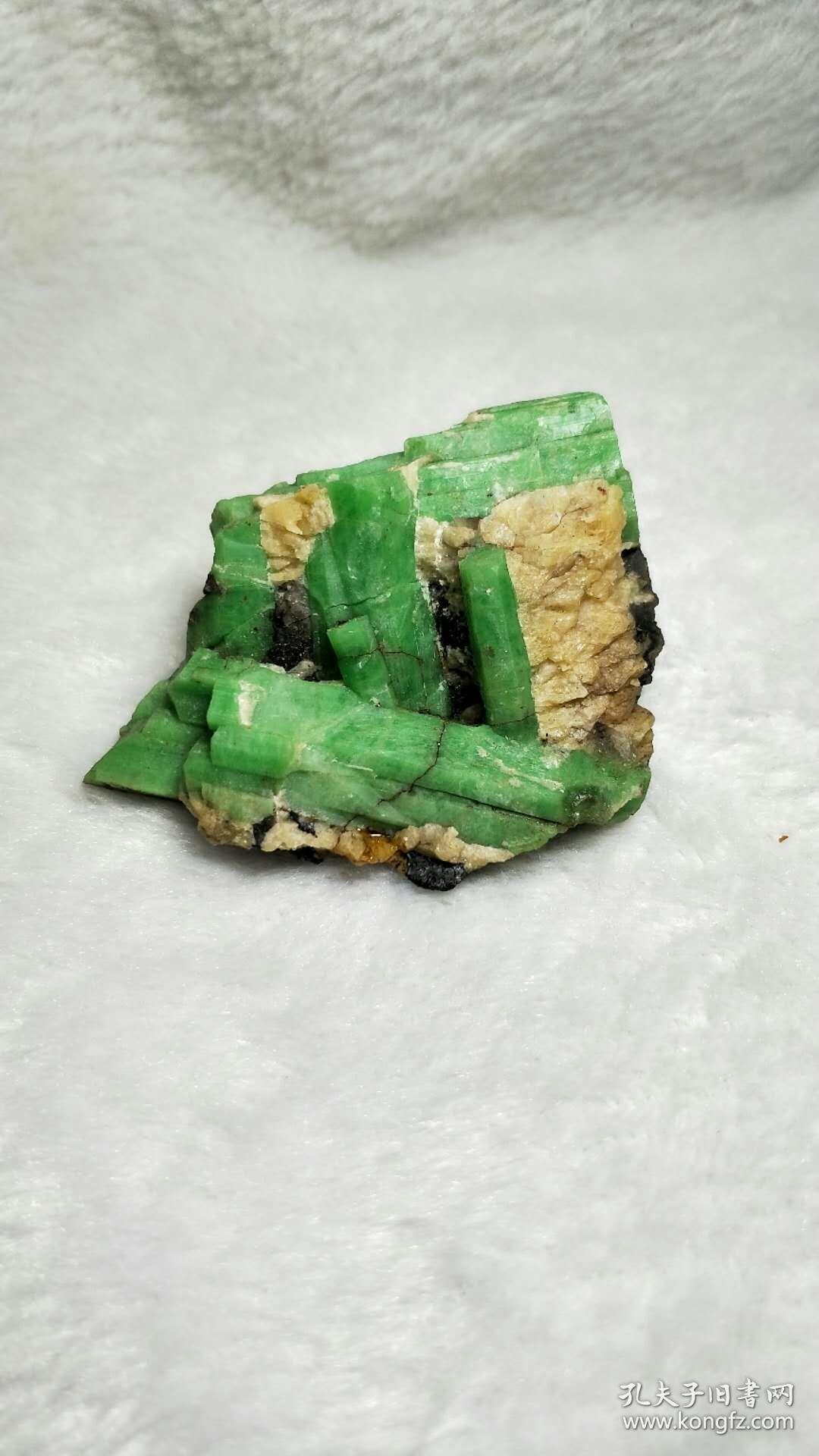 宝石以及钻石因其特有的绿色和独特的魅力以及神奇的传说深受西方人的