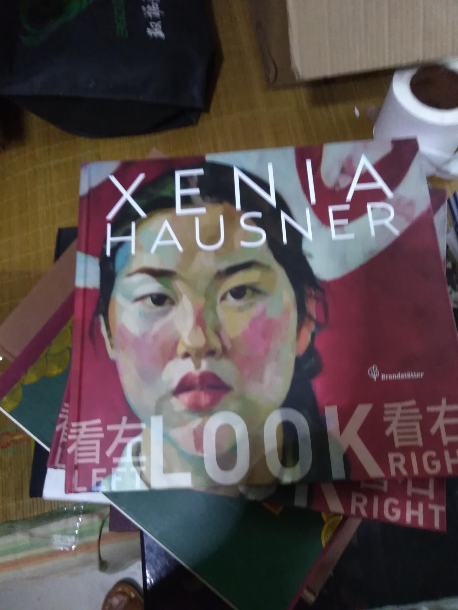 XENIA HAUSNER - LOOK LEFT - LOOK RIGHT（看左 - 看右 : 奥地利女画家 辛尼娅.候丝娜 画展作品集） 作者签赠本