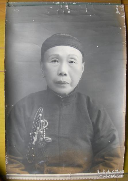 晚清或民国初期老照片富裕人家老太太胸前挂佛珠戴耳环服饰装饰面部