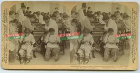清末民国时期立体照片--清代上海基督教长老会教会学校中女学生在学习中国传统手工艺~刺绣。