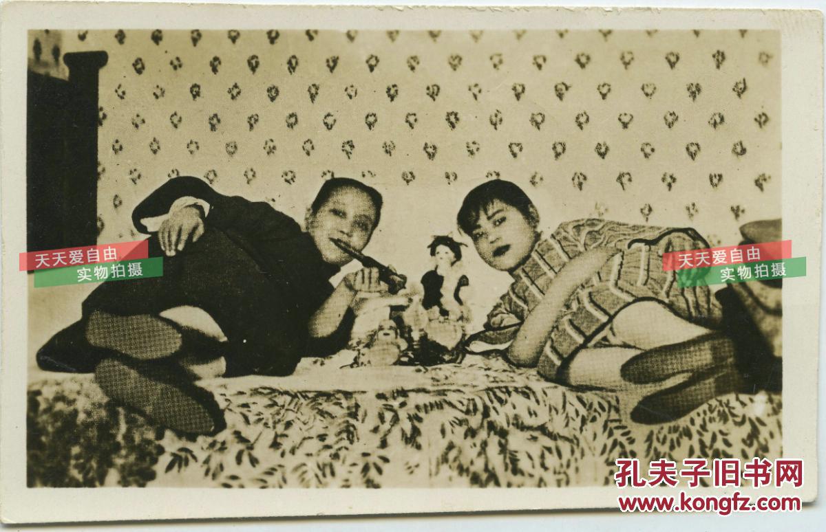 民国床上抽大烟鸦片的两名女子老照片