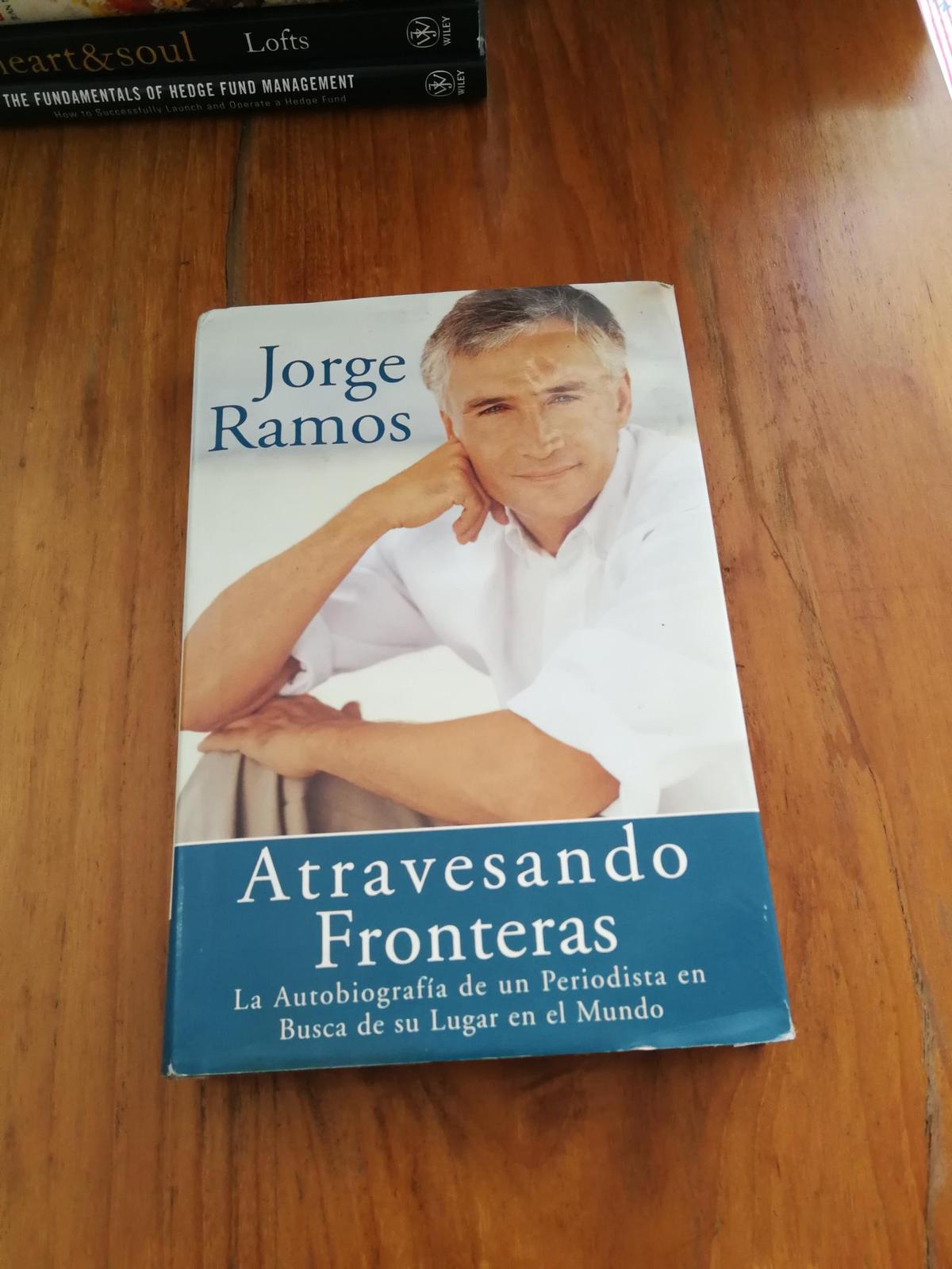 Atravesando Fronteras: La Autobiographia de un Periodista en Busca de su Lugar en el Mundo （Spanish Edition）穿越边界：一位记者在寻找他在世界上的位置的自传（西班牙语版）