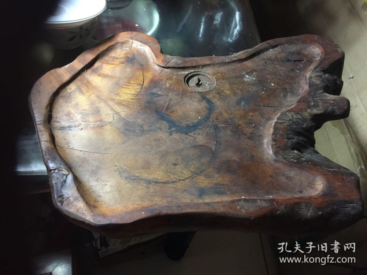老杂木随形雕小茶案,长约40厘米,宜于独酌,对影成双.