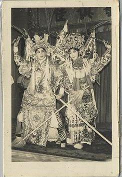 粤剧大师——新马师曾:新马仔,祥哥邓永祥照片4张一起走:其中早期黑白